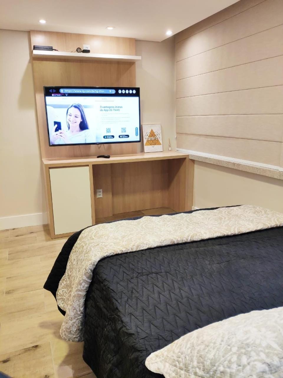 Bed, TV and multimedia, Bedroom