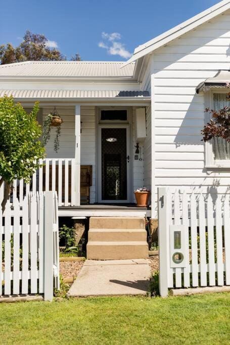 The Hunter House c1917 House in Cessnock