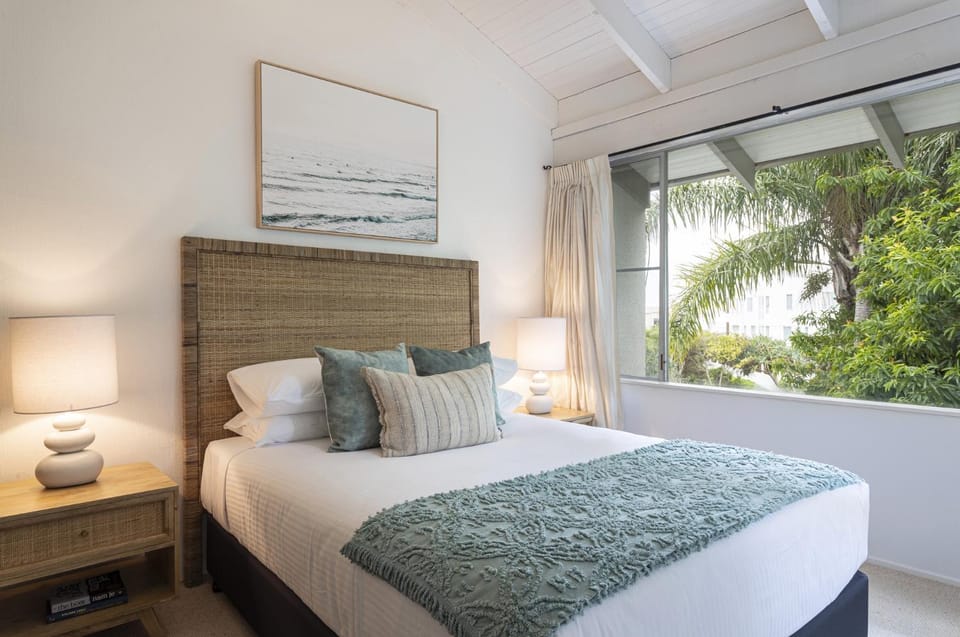 Beachside 2-Bed House with Pool, Courtyard & BBQ House in Sunrise Beach