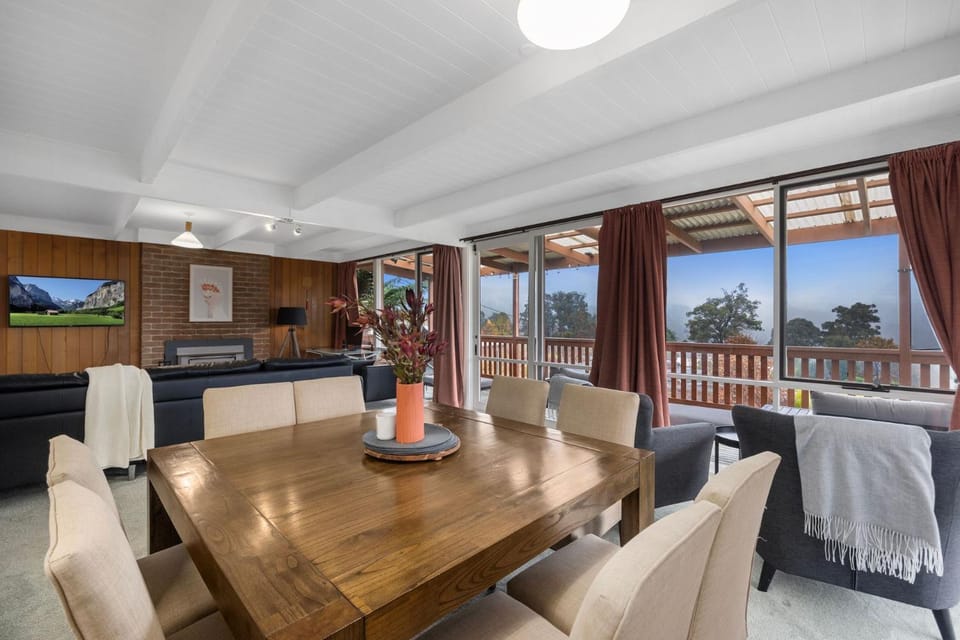 TV and multimedia, Living room, Seating area, Dining area
