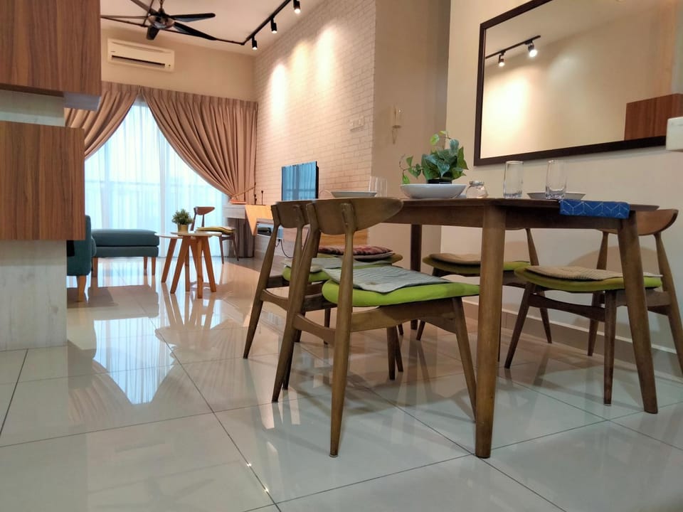 TV and multimedia, Living room, Seating area, Dining area, fireplace