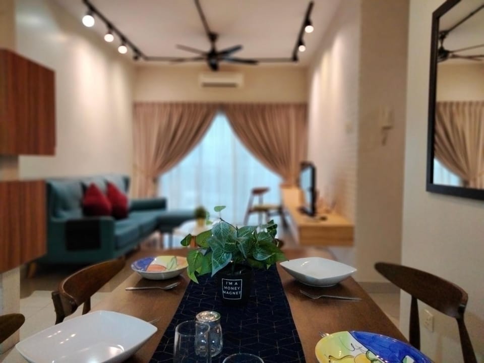 Living room, Seating area, Dining area, fireplace