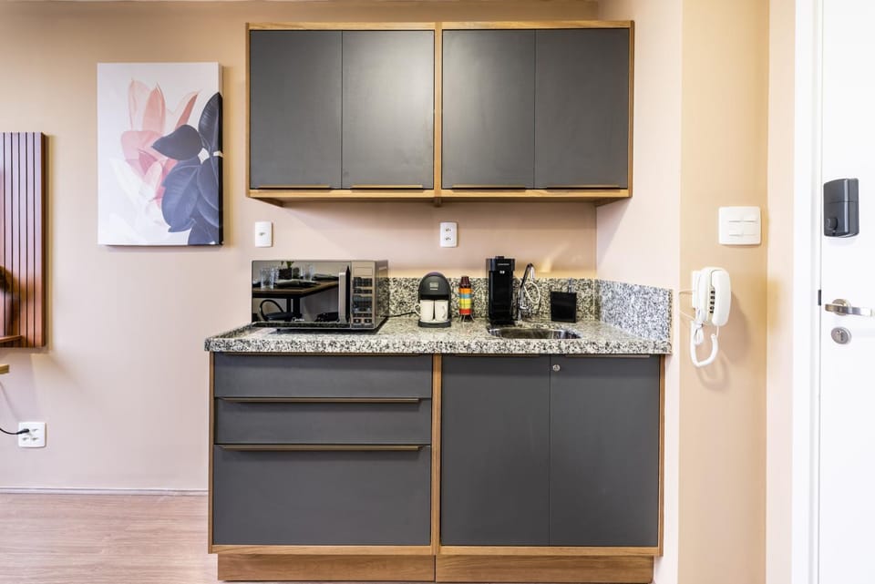 Coffee/tea facilities, Kitchen or kitchenette, minibar, stove