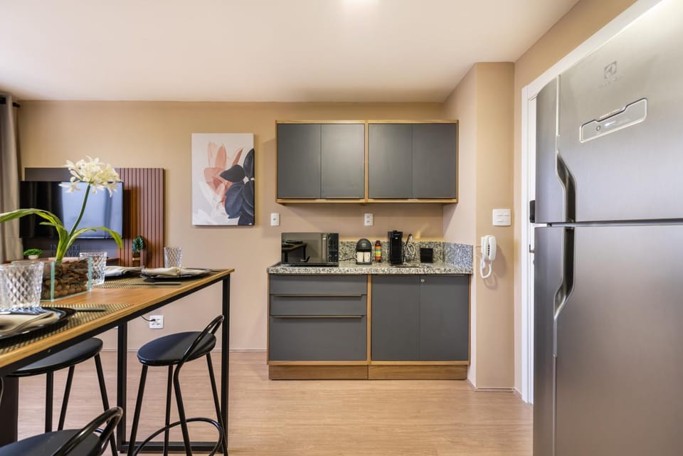 Coffee/tea facilities, Kitchen or kitchenette, Dining area, minibar, stove