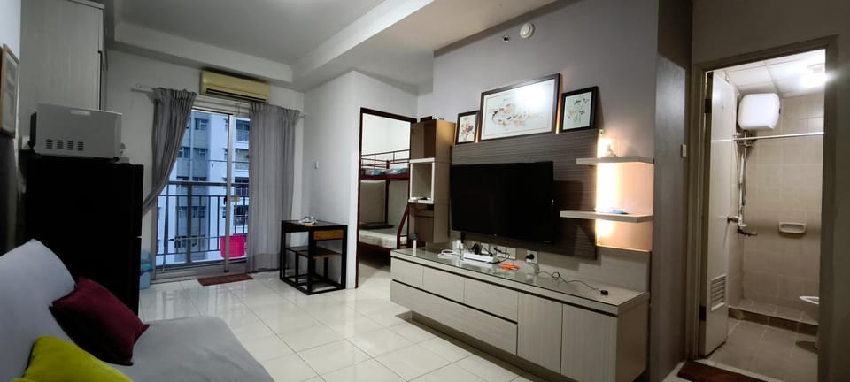 Communal lounge/ TV room, TV and multimedia, Kitchen or kitchenette, Living room, Seating area, Evening entertainment, stove