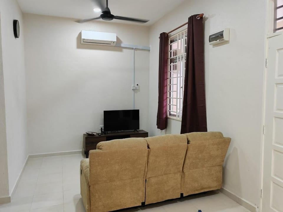 Communal lounge/ TV room, TV and multimedia, Living room, Seating area, air conditioner