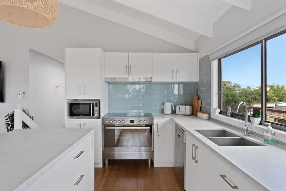 Coastal Comfort Retreat Cowes Phillip Island House in Cowes
