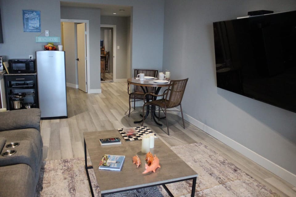 TV and multimedia, Kitchen or kitchenette, Seating area