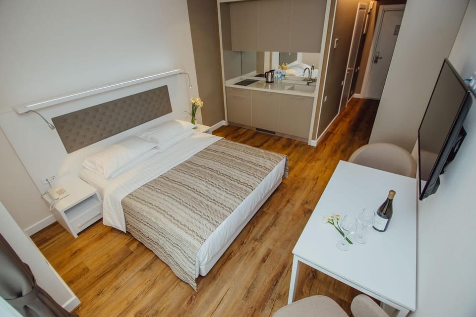 Bed, Kitchen or kitchenette, Photo of the whole room