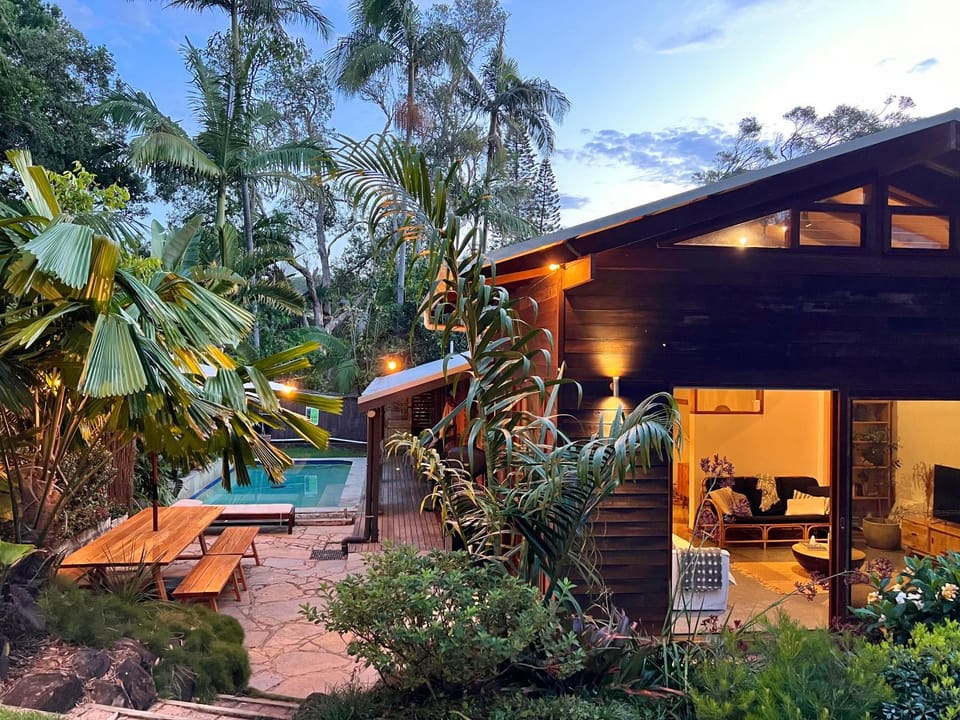 Beach Jungle - Pet-Friendly Hot Tub, Firepit & Pool in Beachside Hideaway House in Byron Bay