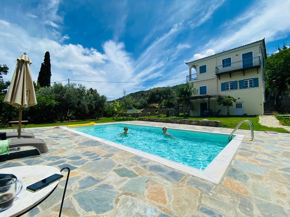 Cottage & private swimming pool Country House in Islands