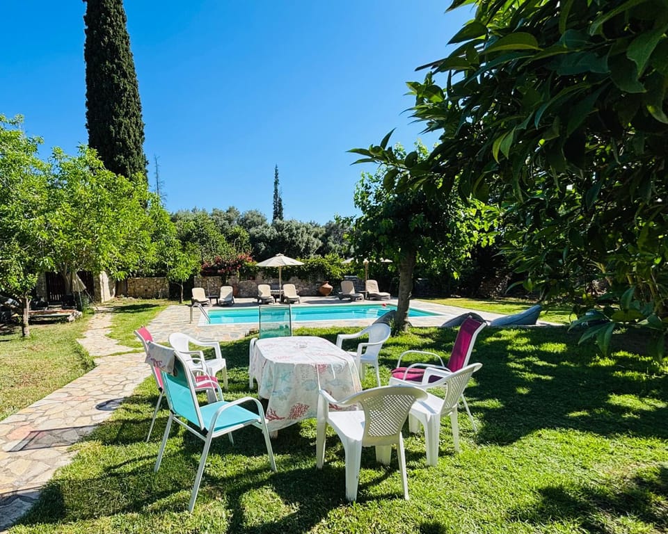 Cottage & private swimming pool Country House in Islands