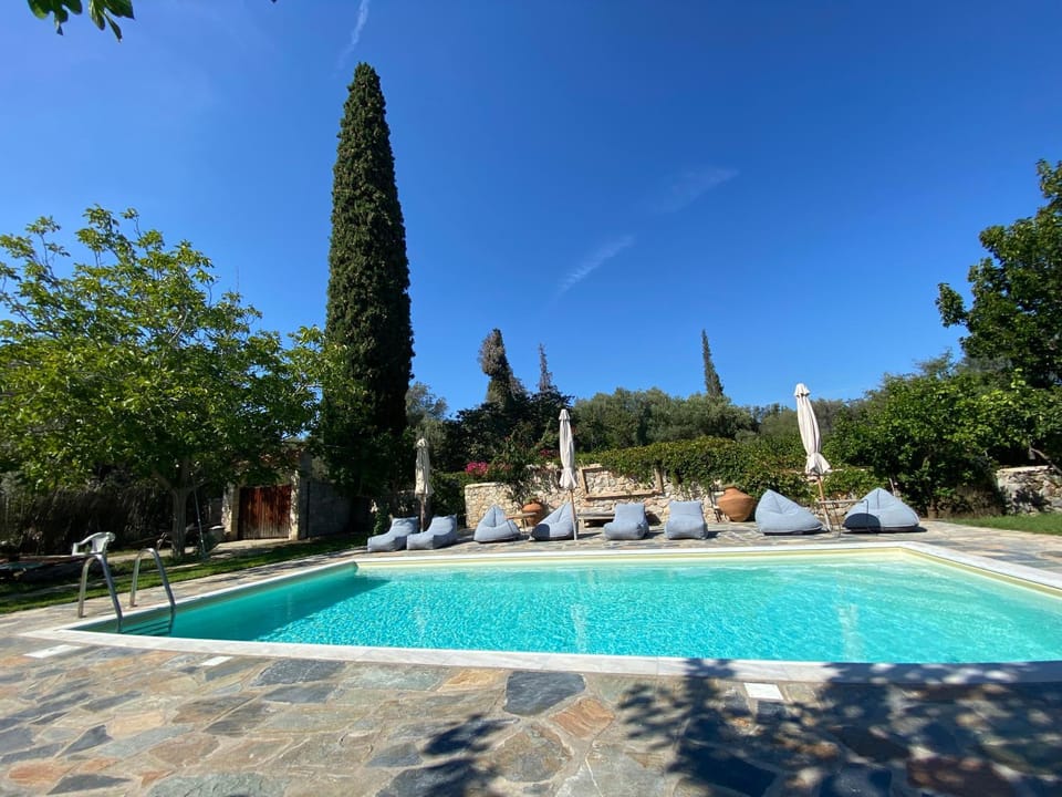 Cottage & private swimming pool Country House in Islands