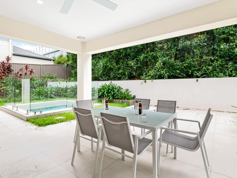 Luxury Hilltop Brand-New 5BD Holiday Home House in Carindale