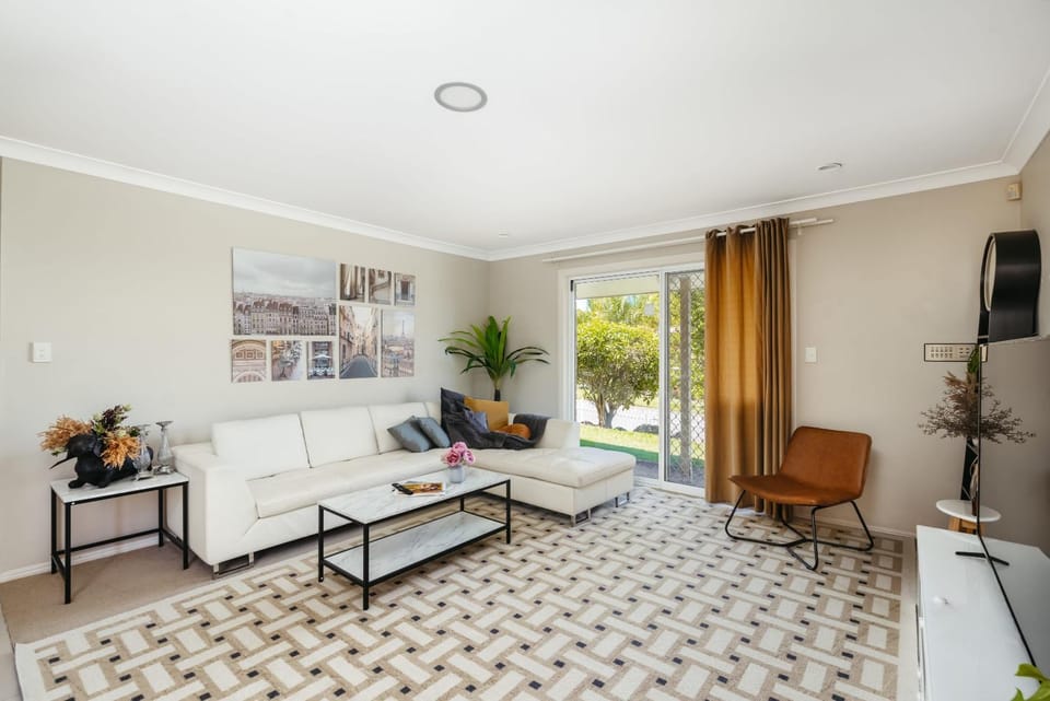 Spacious newly redecorated 5BD Family Home House in Brisbane