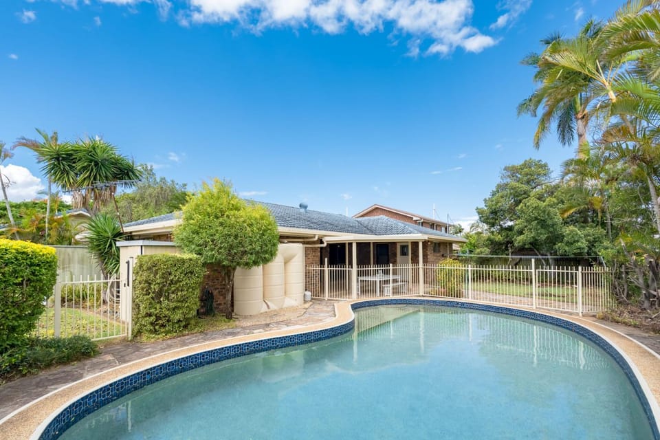 Hobbit House Inspired 4BR cozy Fairytale Cottage House in Brisbane