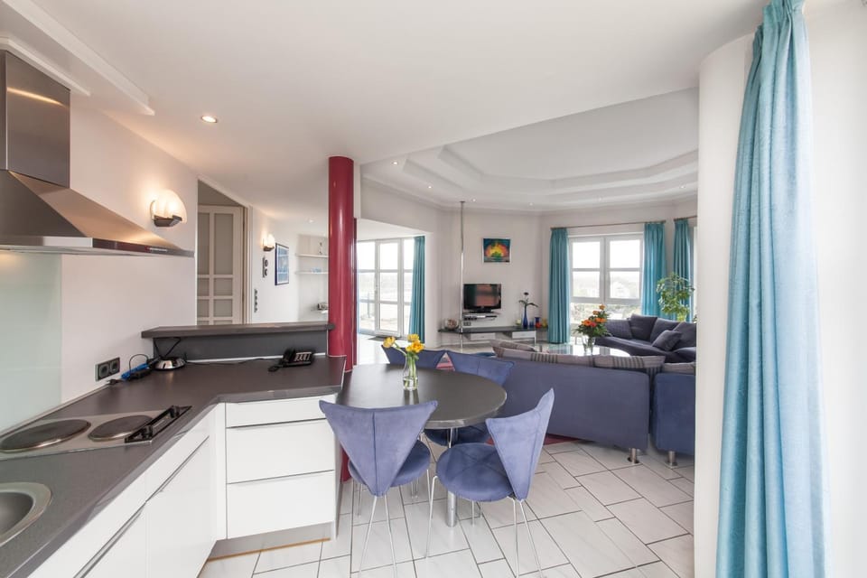Kitchen or kitchenette, Living room, Seating area, Dining area