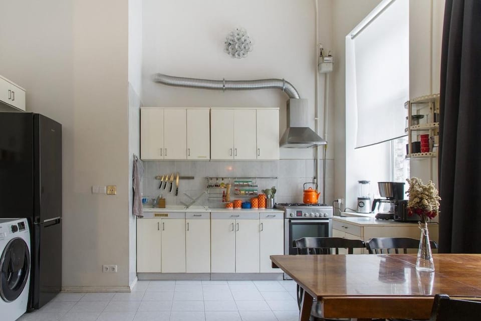 Kitchen or kitchenette, oven, washing machine
