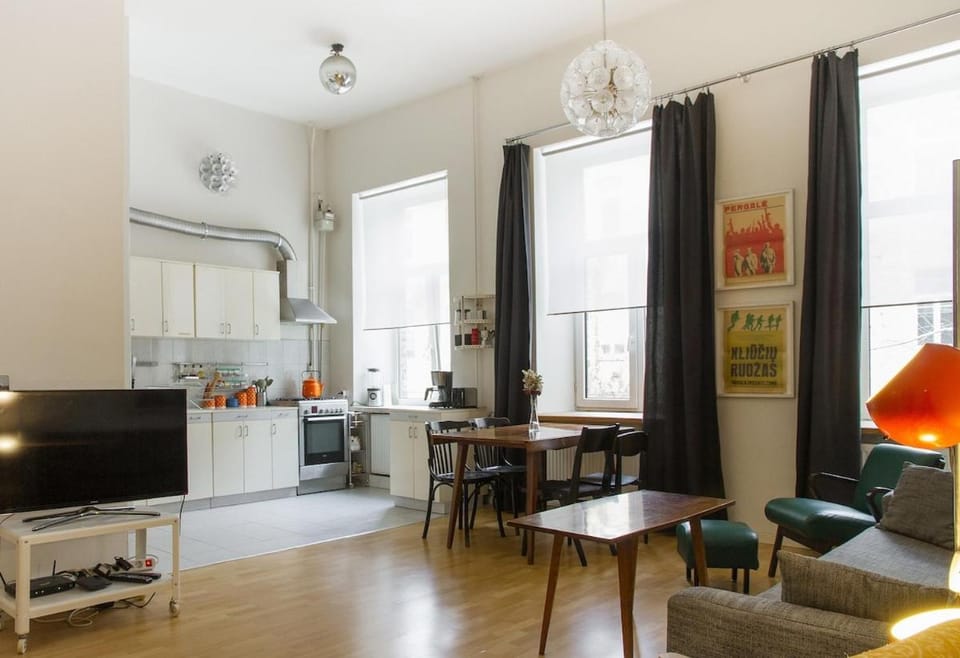 Kitchen or kitchenette, Living room, Seating area, Dining area
