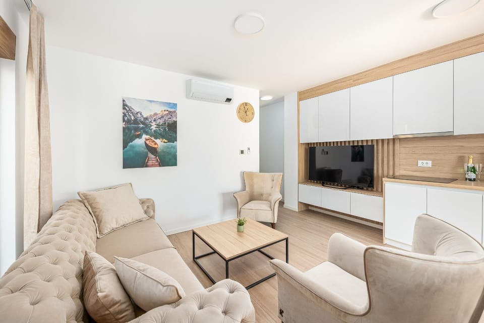 TV and multimedia, Kitchen or kitchenette, Seating area