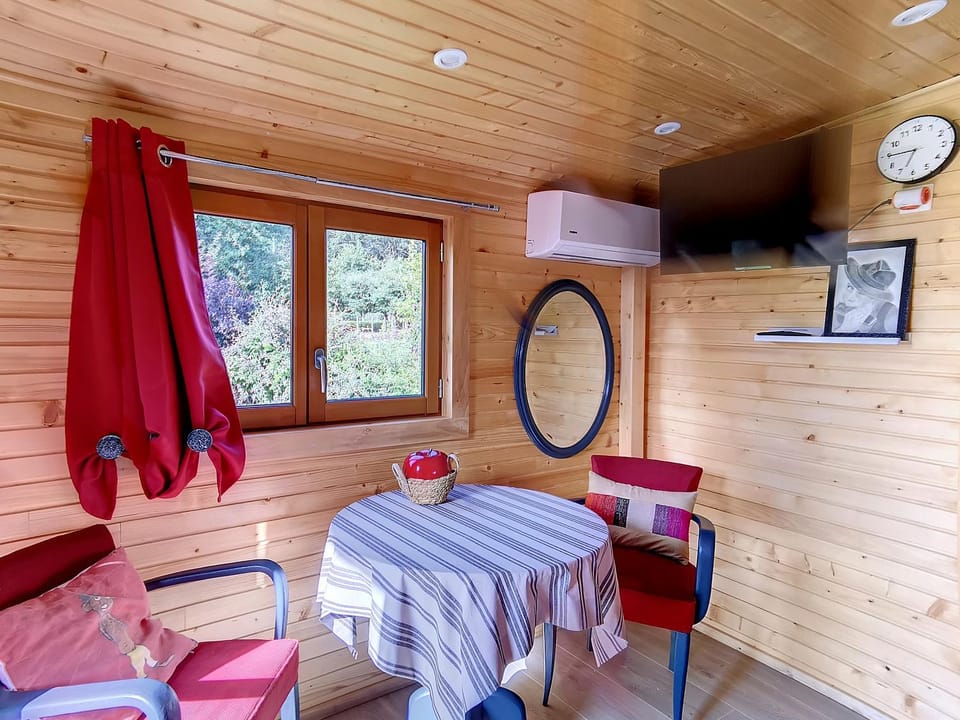 TV and multimedia, Living room, Seating area, Dining area, air conditioner