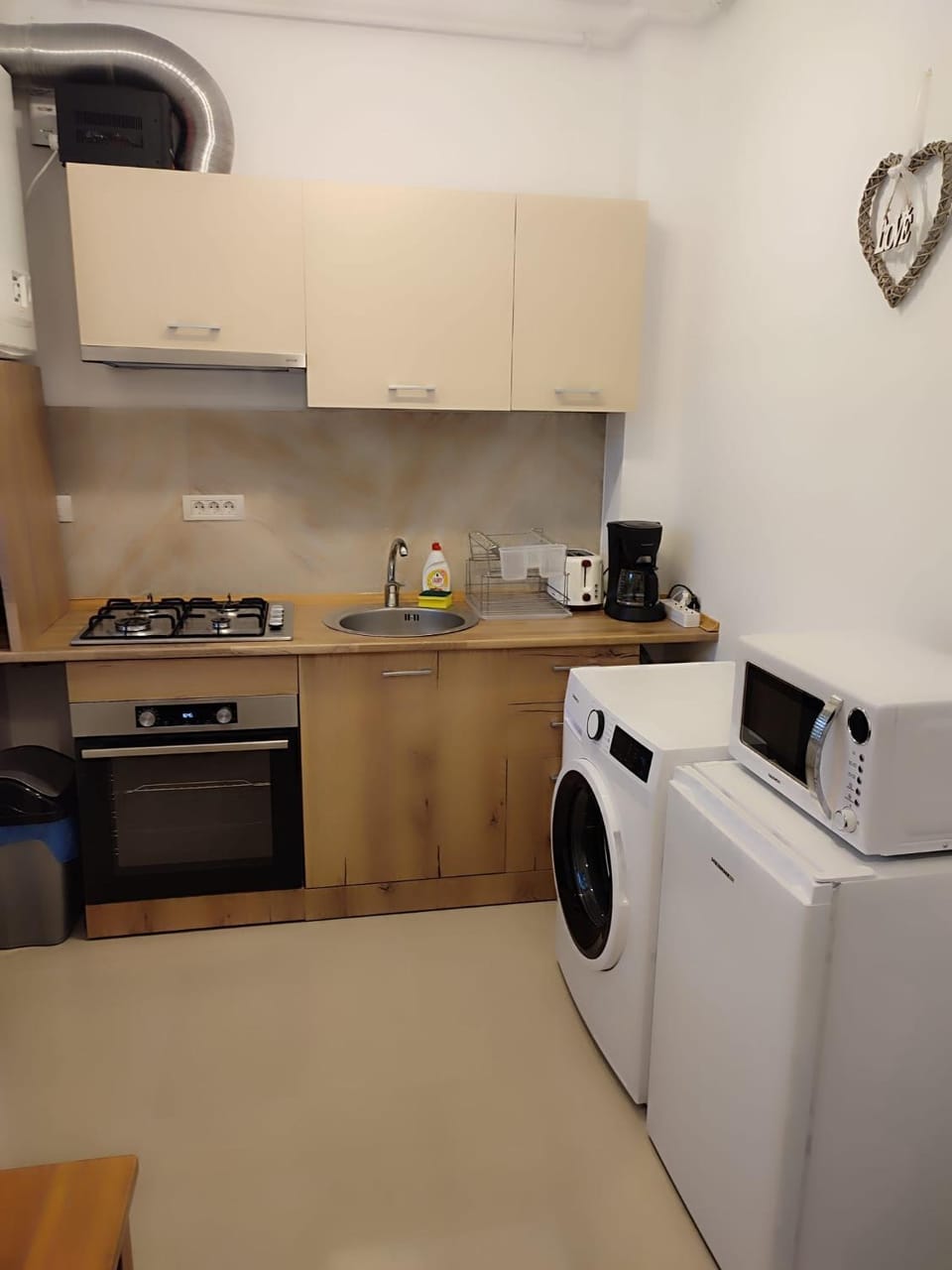 Kitchen or kitchenette, minibar, washing machine