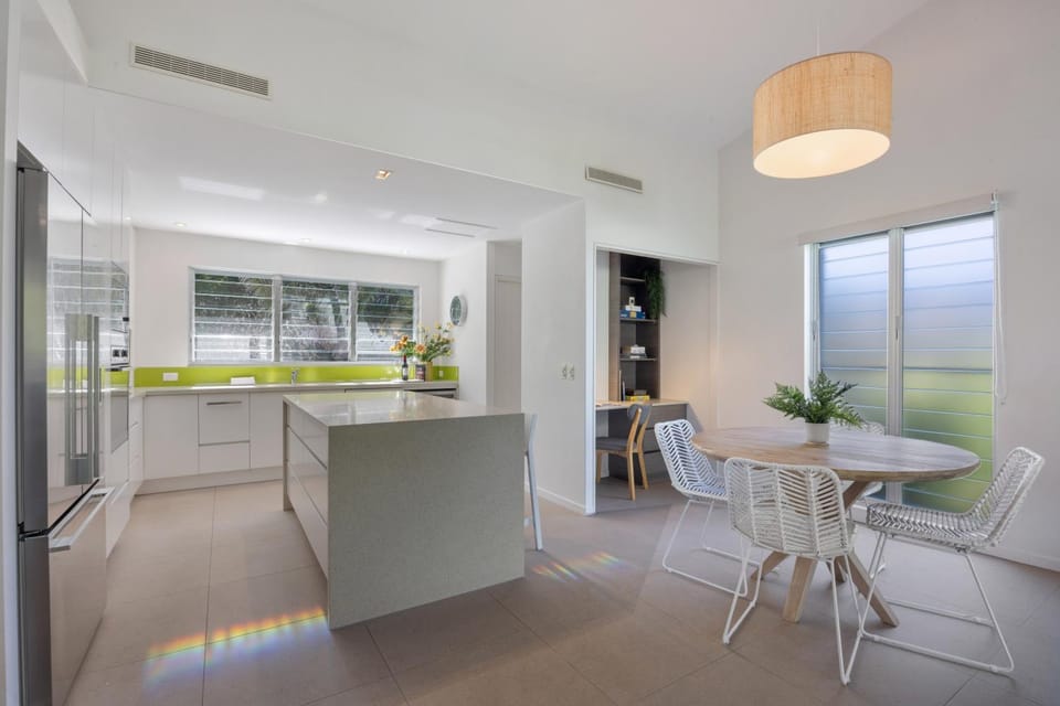 Noosa gem! Walking distance to cafes - shops - Sunshine Beach and dog Beach House in Noosa Heads