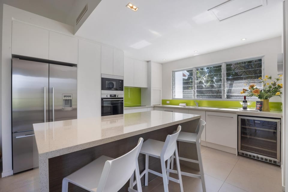 Noosa gem! Walking distance to cafes - shops - Sunshine Beach and dog Beach House in Noosa Heads