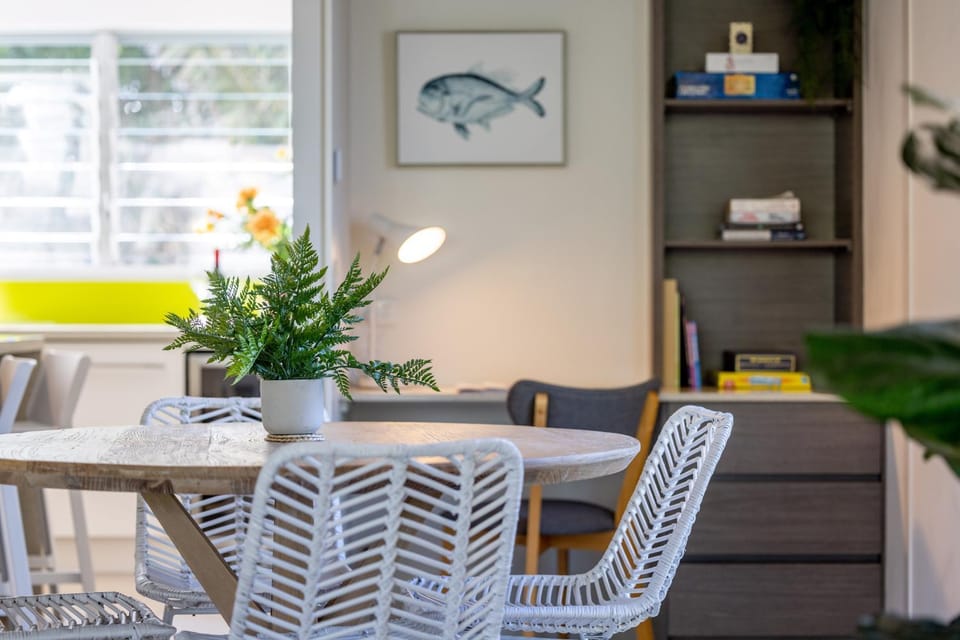 Noosa gem! Walking distance to cafes - shops - Sunshine Beach and dog Beach House in Noosa Heads