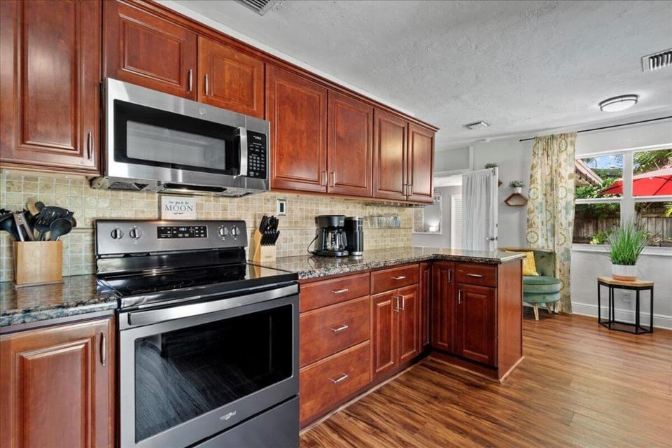 Serenity Tiki Beach House King Size Bed! House in Pompano Beach