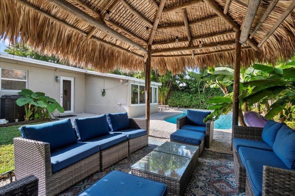 Serenity Tiki Beach House King Size Bed! House in Pompano Beach