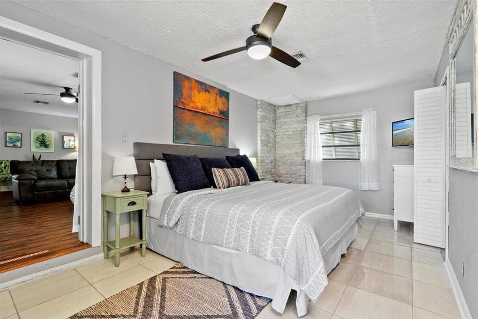Serenity Tiki Beach House King Size Bed! House in Pompano Beach
