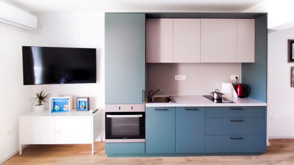 Kitchen or kitchenette, oven, stove