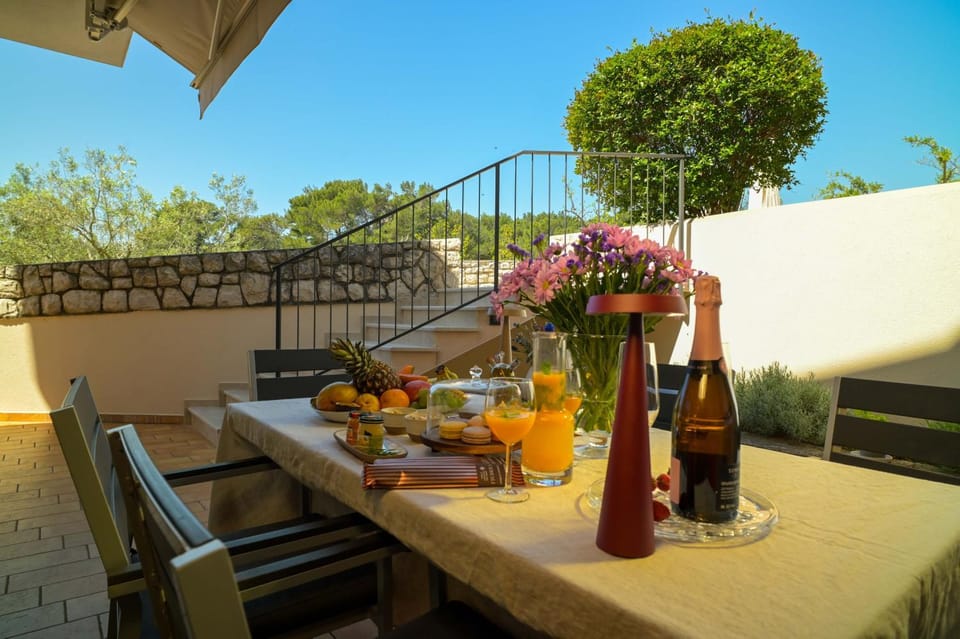 Balcony/Terrace, Food, Dinner, Drinks, Alcoholic drinks