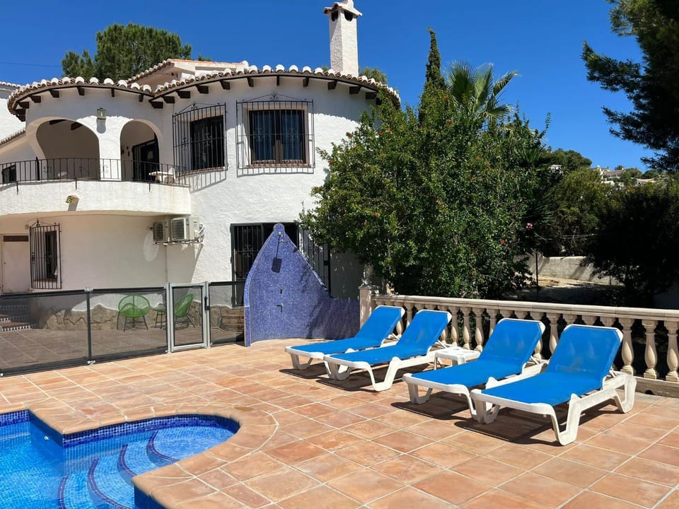 Property building, Day, Pool view, Swimming pool, sunbed
