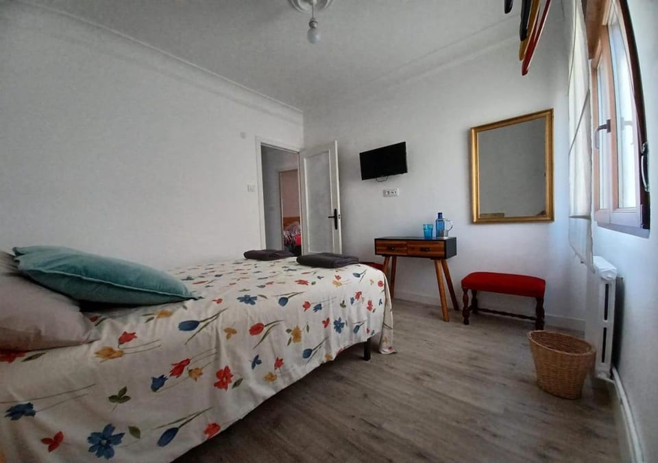 Bed, TV and multimedia, Bedroom