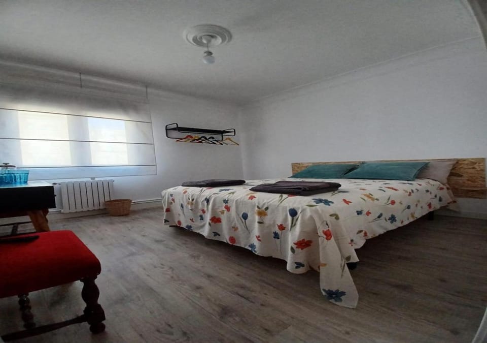 Bed, Photo of the whole room, Bedroom, internet