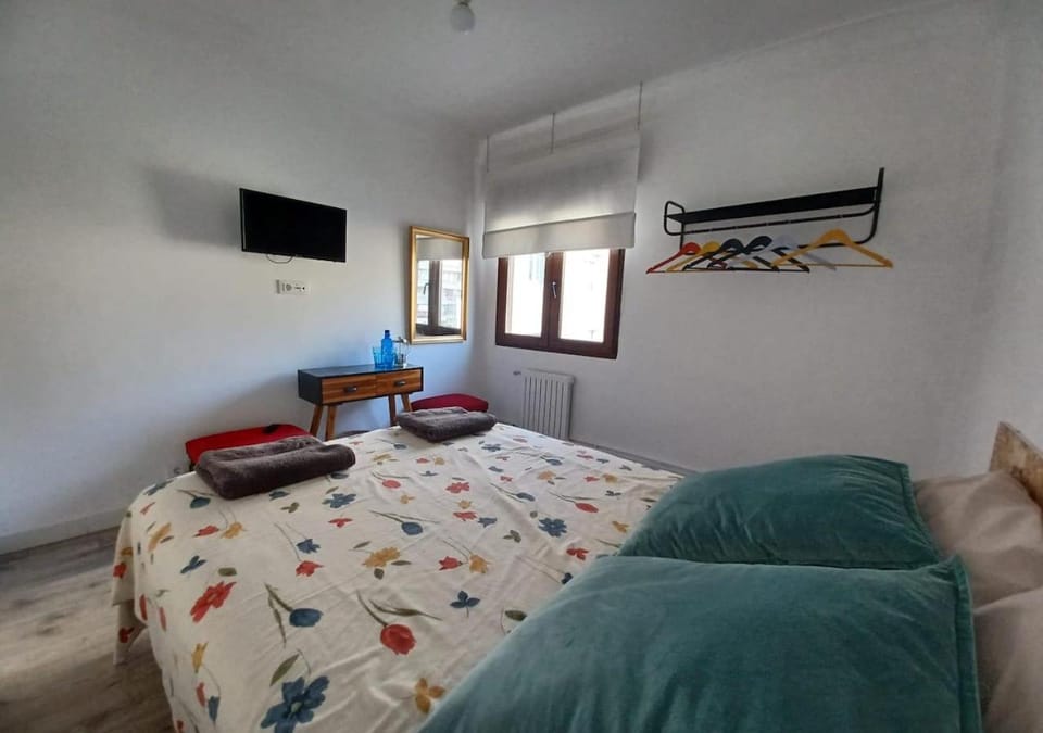 Bed, TV and multimedia, Photo of the whole room, Bedroom