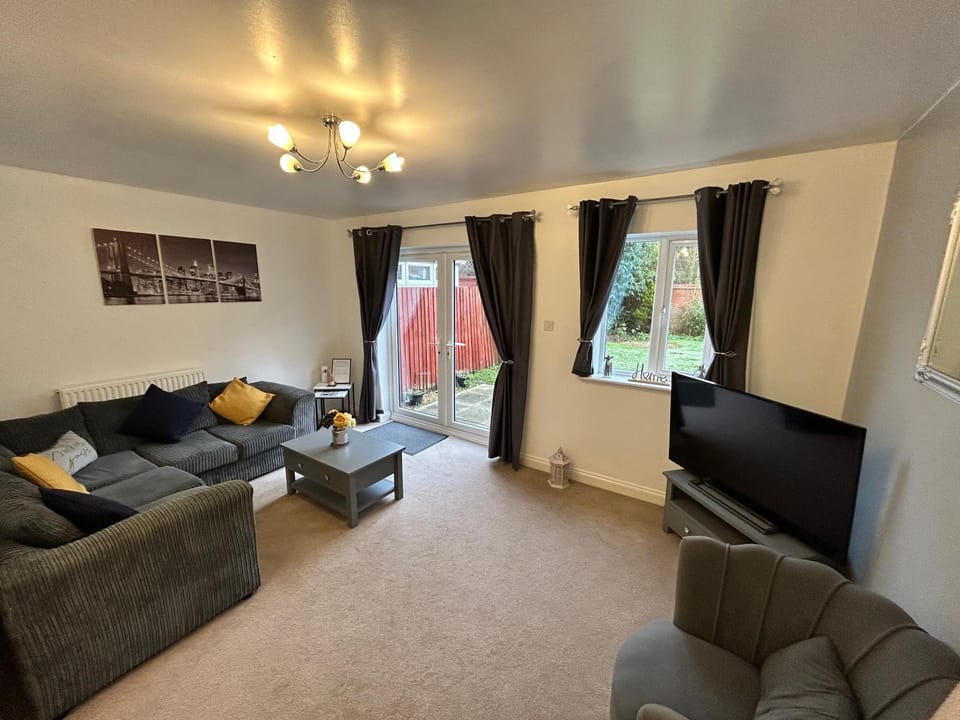 TV and multimedia, Living room, Seating area, Evening entertainment