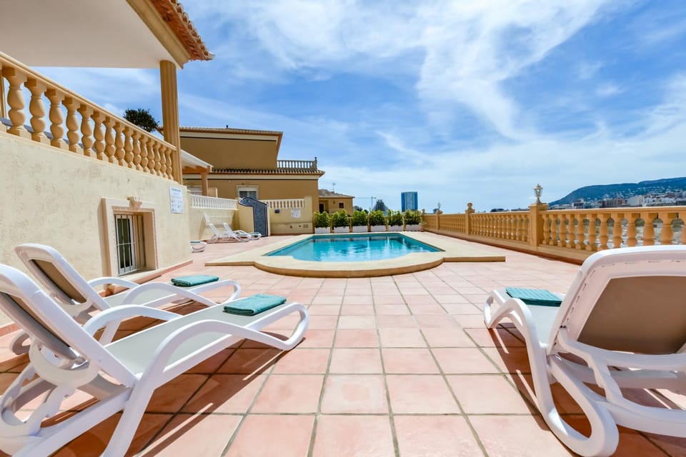 Shower, Swimming pool, sunbed