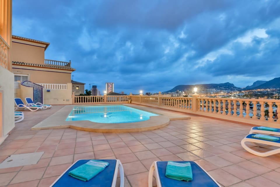 Shower, City view, Swimming pool, sunbed