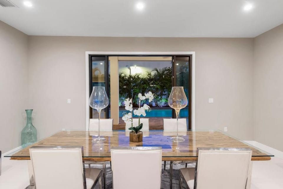Granada Modern Luxury in Massive Mansion with Heated Pool Villa in Coral Gables