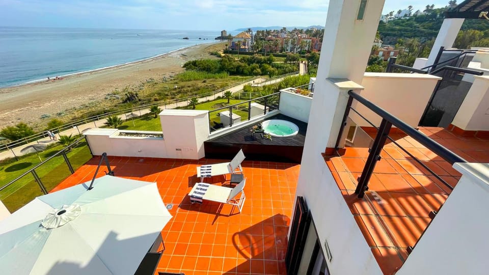 Day, Natural landscape, Hot Tub, View (from property/room), Balcony/Terrace, Seating area, Dining area, Beach, Sea view