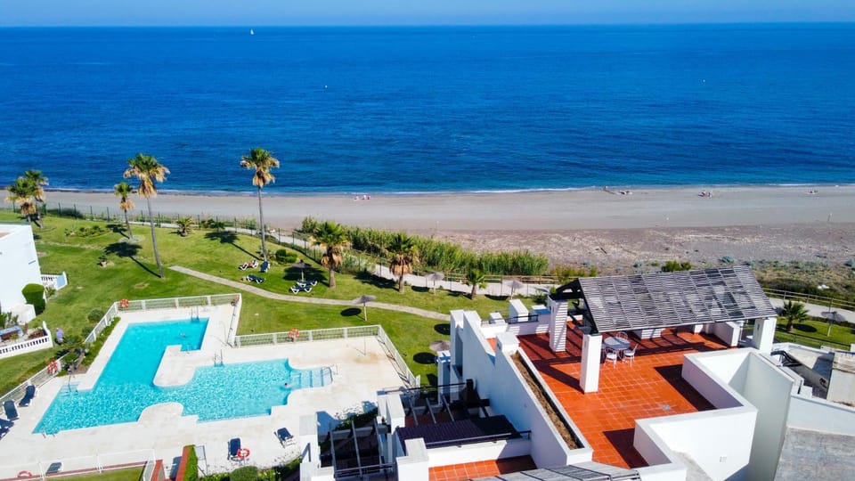 Property building, Bird's eye view, Beach, Sea view, Swimming pool