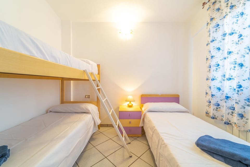 Bed, Photo of the whole room, Bedroom, bunk bed