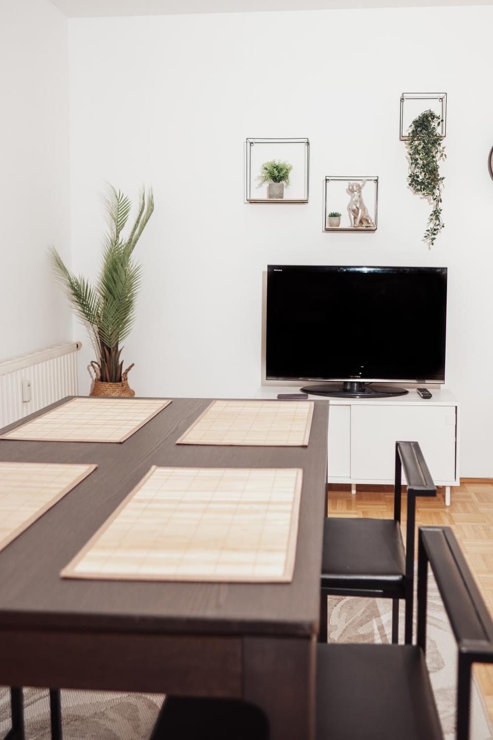 Communal lounge/ TV room, TV and multimedia, Living room, Seating area, Dining area