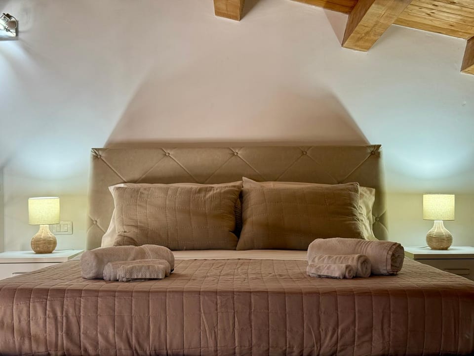 Bed, Bedroom, towels