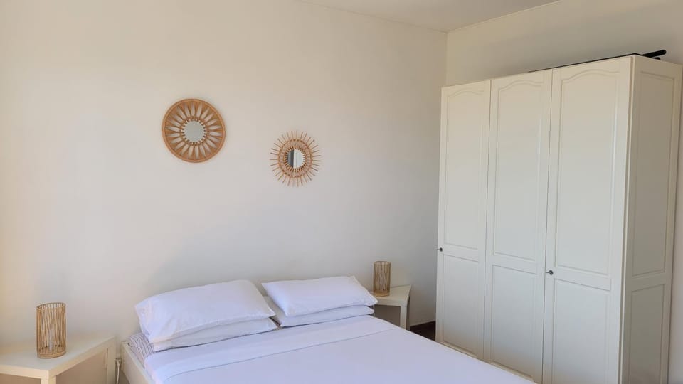 Photo of the whole room, Bedroom, wardrobe
