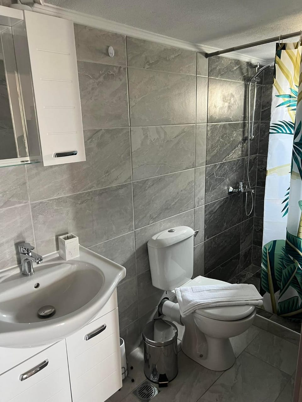 Shower, Toilet, Bathroom, bidet, towels