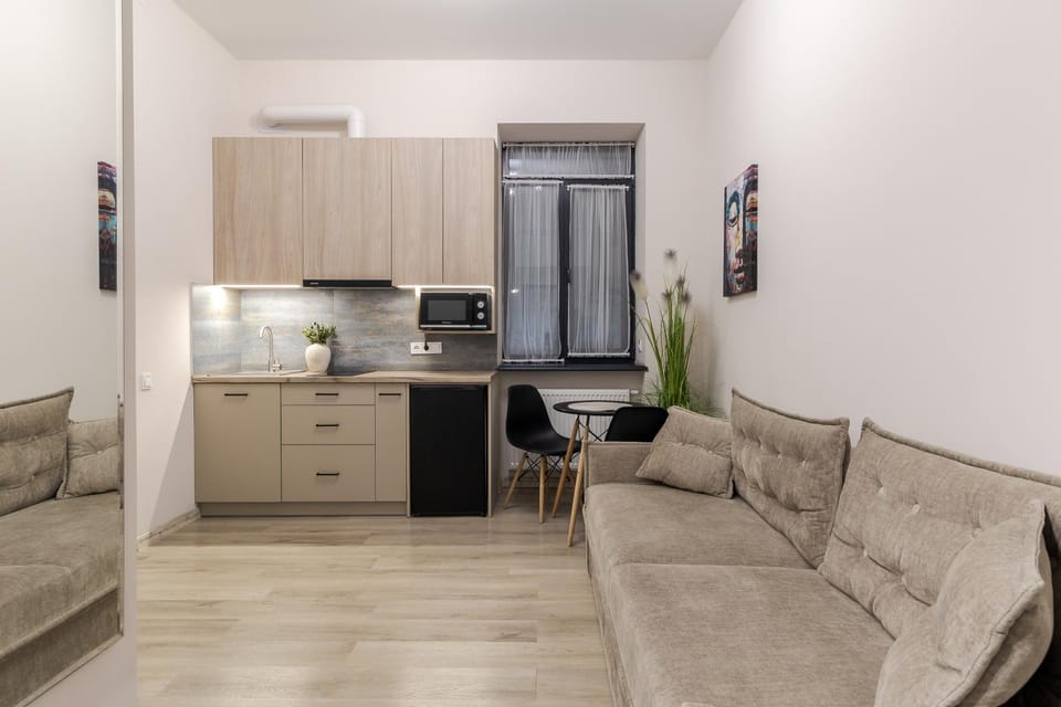 Kitchen or kitchenette, Living room, Seating area, Dining area, stove
